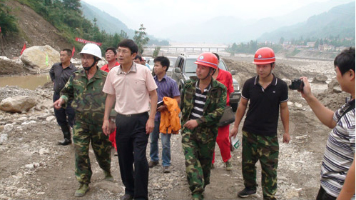 四川省國土資源廳副廳長徐志文（中）到四川省蜀通建設(shè)集團(tuán)施工現(xiàn)場視察